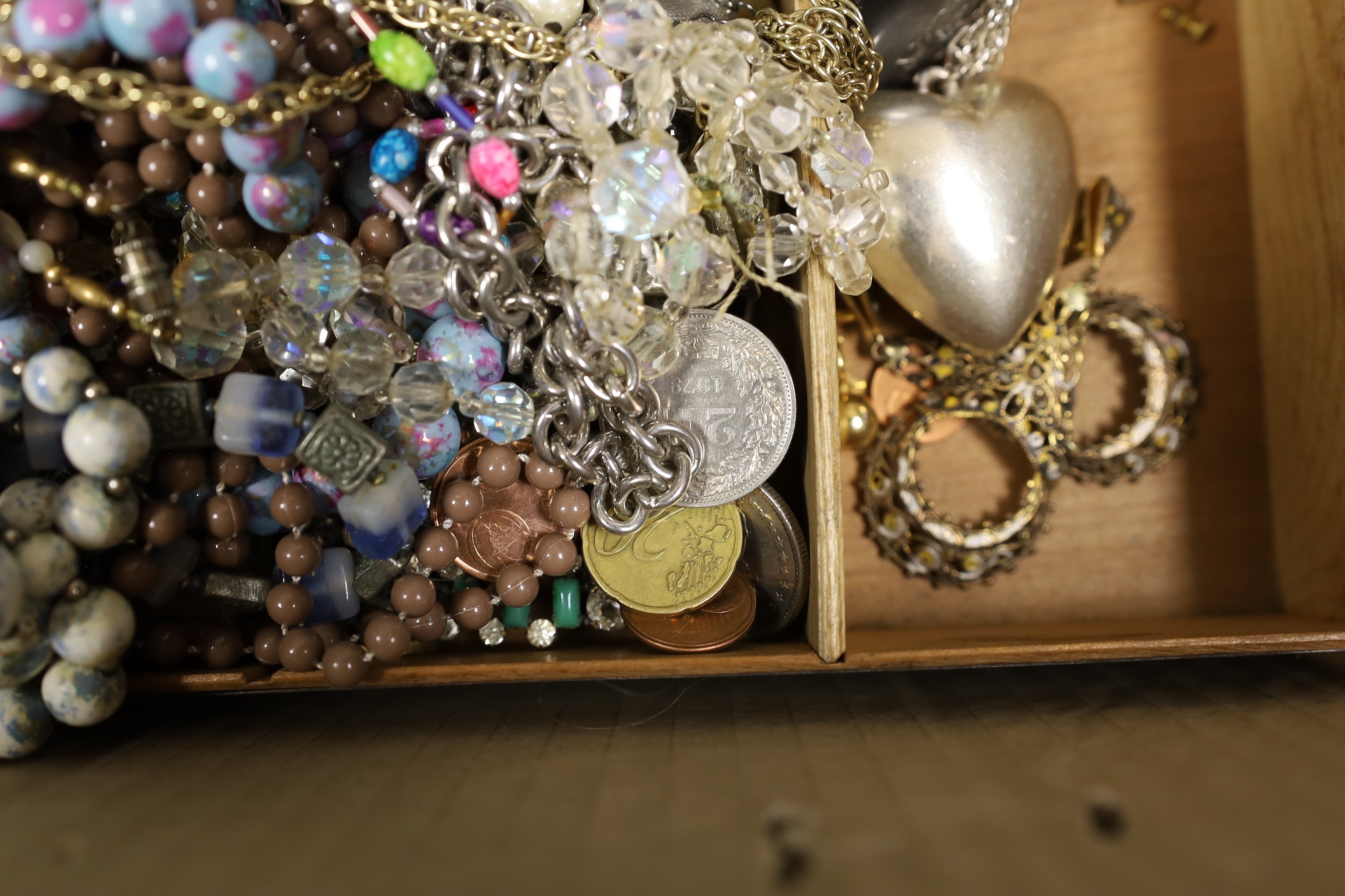 A quantity of assorted costume jewellery.